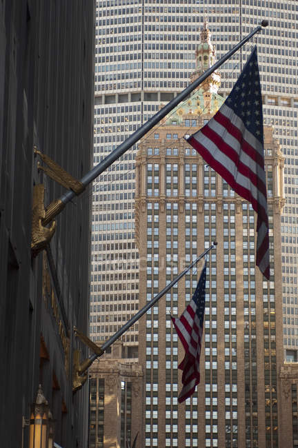 Bandiere e torri per uffici di Manhattan, New York, Stati Uniti
. — Foto stock