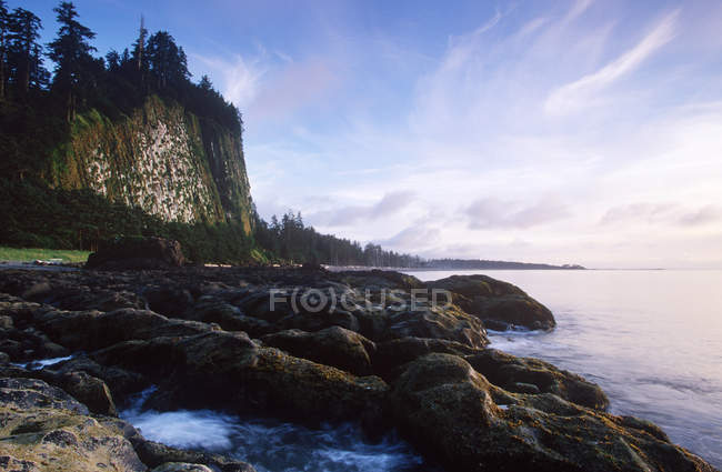 Scena tranquilla della costa rocciosa di Haida Gwaii con Tow Hill sull'isola Graham al crepuscolo, Columbia Britannica, Canada . — Foto stock