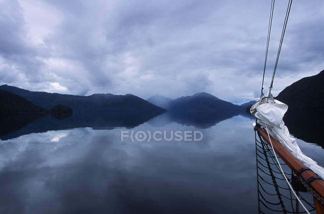 Bow of boat in mist over water of Haida Gwaii, Darwin Sound, British Columbia, Canadá . - foto de stock