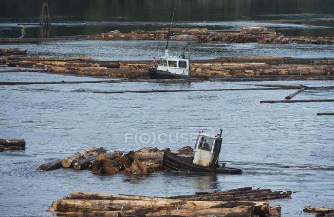 Bateaux-barrages au village côtier de Beaver Cove, rivière Kokish, Colombie-Britannique, Canada — Photo de stock