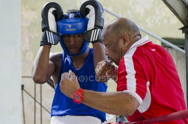 Lokale reife mann training in rafael trejo boxing gym, havana, kuba — Stockfoto