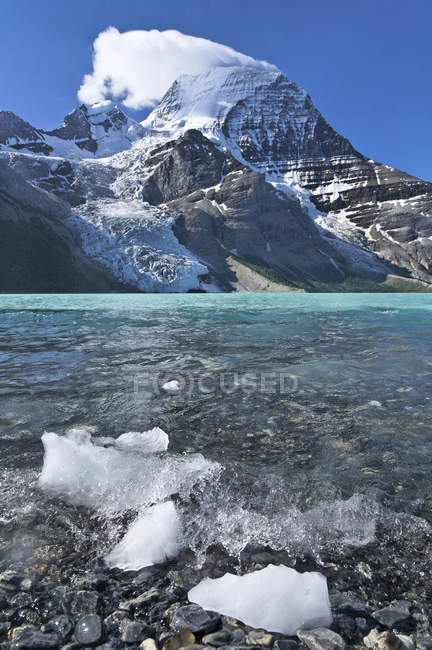 Eisbrocken vom Berggletscher im Bergsee gekalbt, Mount Robson Provinzpark, britische Kolumbia, Kanada — Stockfoto