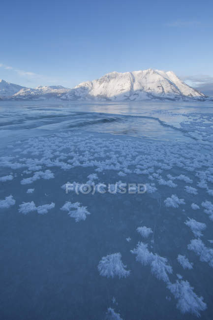 Cristalli di ghiaccio sulla superficie ghiacciata del lago Kluane con la montagna delle pecore nel parco nazionale di Kluane, Yukon, Canada . — Foto stock