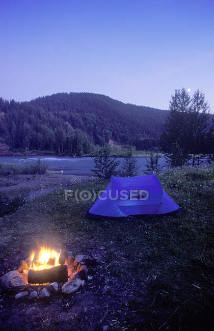 Campsite with campfire at abandoned gold town, Cariboo Region, Quesnelle Forks, British Columbia, Canada. — Stock Photo
