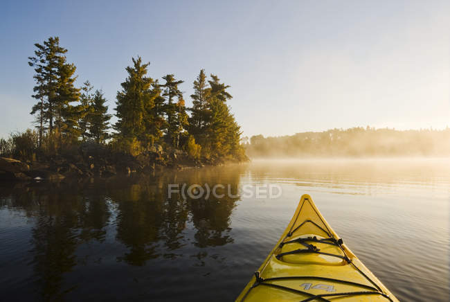 Kajakboot auf dem See des Waldes, nordwestlich von Ontario, Kanada — Stockfoto