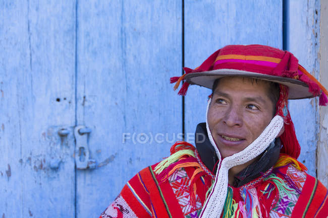 Hombre local con ropa tradicional en la calle del pueblo Ollantaytambo, Perú - foto de stock