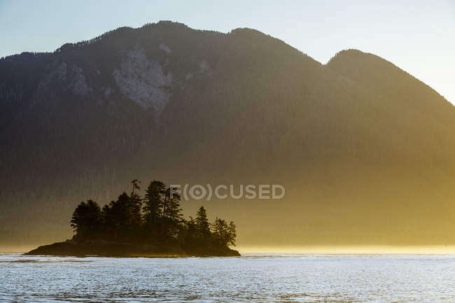 Whalers Islet ao nascer do sol com montanhas costeiras de Vancouver Island, Clayoquot Sound, British Columbia, Canadá . — Fotografia de Stock