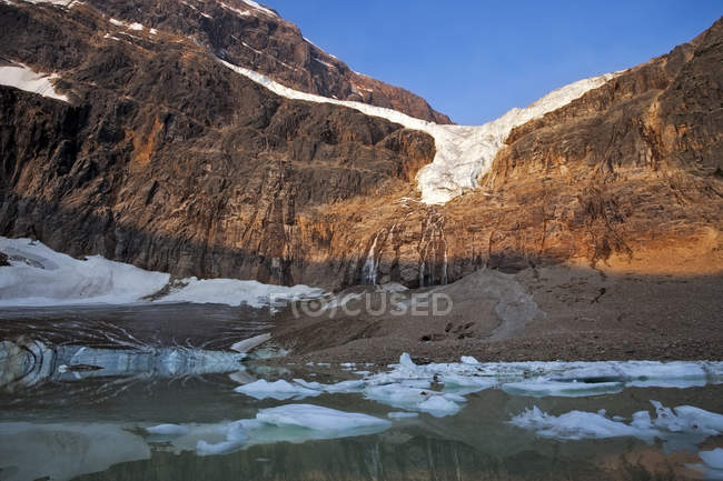 Обледенілі льодовик ангел і гору Едіт Cavell, Національний парк Джаспер, Альберта, Канада — стокове фото