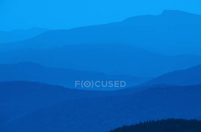 Abstrato azul nebuloso montanhas visão noturna em West Kootenays, British Columbia, Canadá
. — Fotografia de Stock