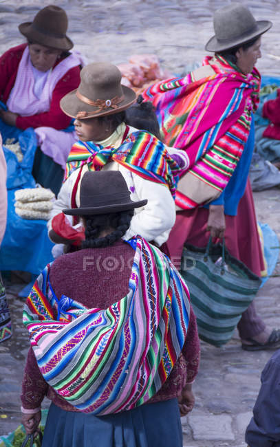 Mulheres locais em roupas tradicionais no mercado em Pisac, Peru — Fotografia de Stock