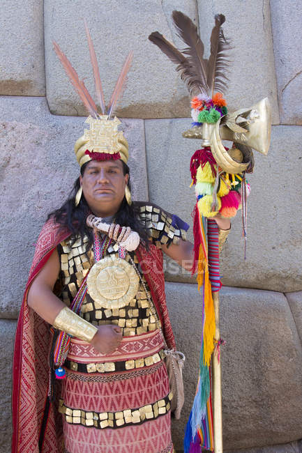 Ator local em traje de padre tradicional, Cuzco, Peru — Fotografia de Stock