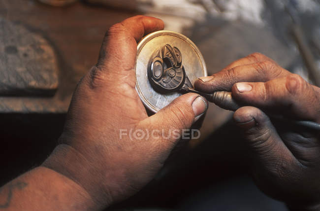 Маме Хайда ремесленник резьба традиционный шаблон в Хайда Gwaii, Британская Колумбия, Канада . — стоковое фото