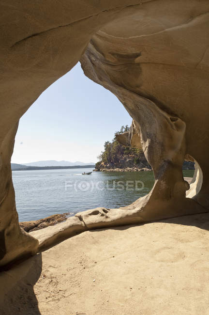 Sandsteinküste mit Bogenfelsen auf der Insel Galiano, Golfinseln, Kanada — Stockfoto