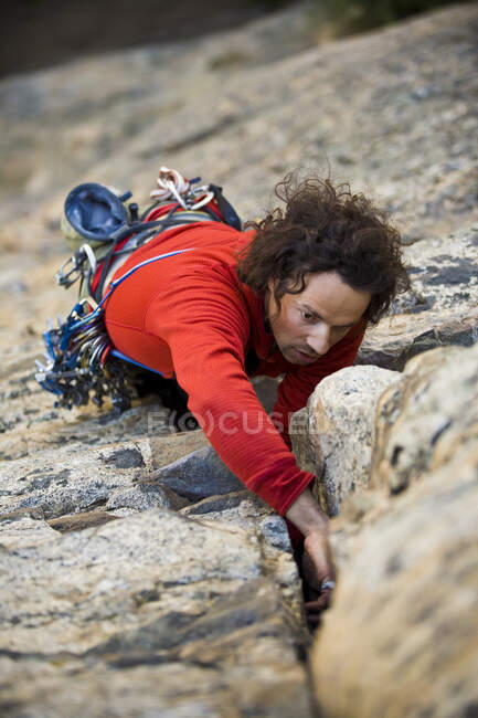 Man rock climbing on rock face, Skaha Bluffs, Skaha, Penticton Area, Colombie-Britannique, Canada — Photo de stock