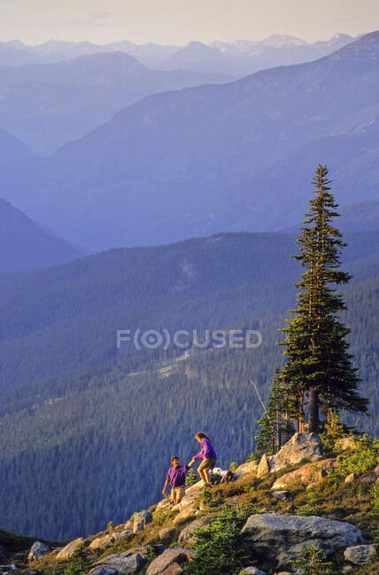 Ein Paar wandert Whistler Mountain, Sommerabend. — Stockfoto