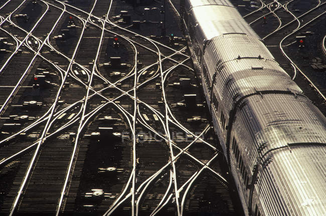 Vista de ángulo alto de carriles metálicos y vagones de ferrocarril en Union Station, Toronto, Ontario, Canadá - foto de stock