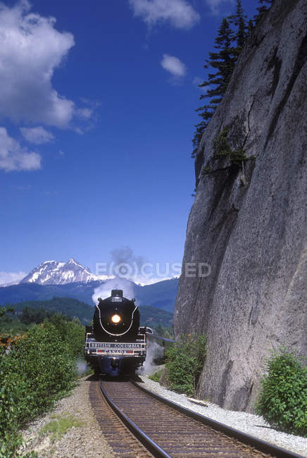 Train Royal Hudson voyageant le long de Howe Sound, Colombie-Britannique, Canada . — Photo de stock