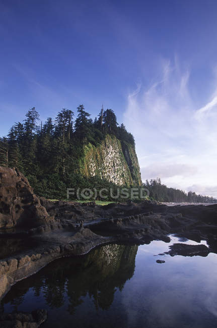 Спокійна сцени rocky місті Haida Ґваї берегової лінії з буксирування пагорбі на острові Грем в сутінках, Британська Колумбія, Канада. — стокове фото