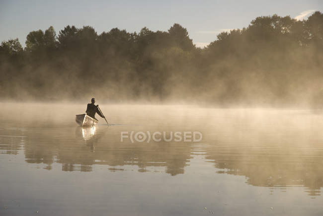 Solo paddler on water of Severn River in Muskoka, Ontario, Canada — Stock Photo