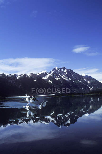 Lago Meziadin con piccolo piano galleggiante sulla superficie dell'acqua, Columbia Britannica, Canada . — Foto stock
