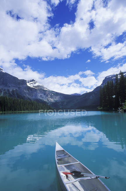 Lago Esmeralda com canoa em Rocky Mountains na Colúmbia Britânica, Canadá
. — Fotografia de Stock