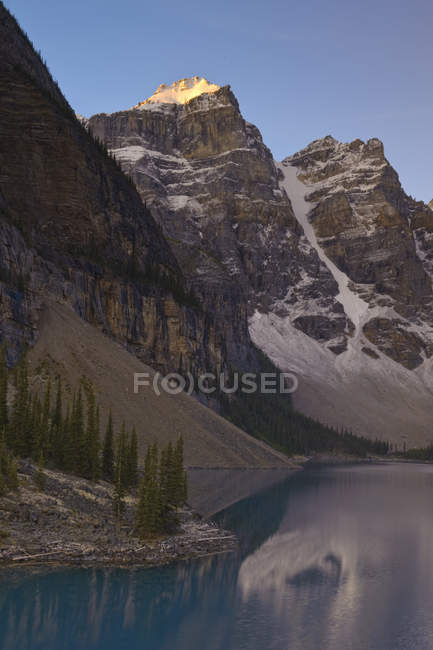 Salida del sol en el lago Moraine con reflexión de montaña, Valle de los Diez Picos, Parque Nacional Banff, Alberta, Canadá . - foto de stock
