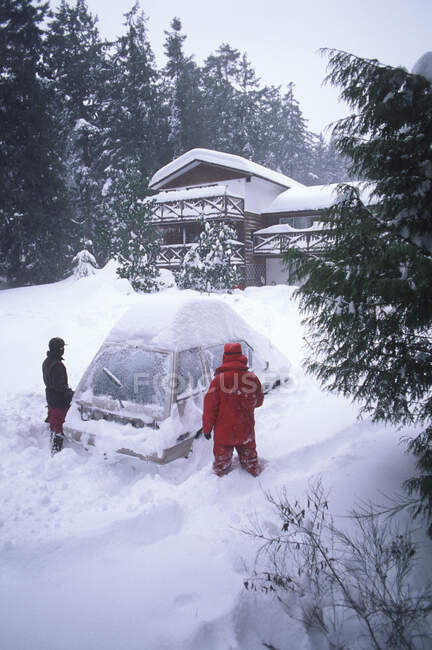 Sidney, tormenta de nieve rara, los residentes desenterrar coche, Isla Vancouver, Columbia Británica, Canadá. - foto de stock