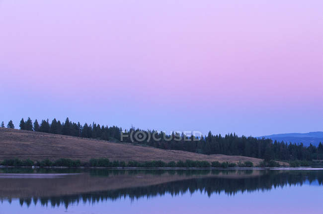 Courtney Lake ao anoitecer perto de Merritt, Colúmbia Britânica, Canadá . — Fotografia de Stock