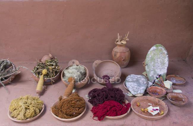 Traditional weaving yarn in village of Pisac, Peru — Stock Photo