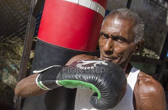 Старший боксер, позирующий в боксерском зале Rafael Trejo Boxing Gym, Гавана Вьеха, Гавана, Куба — стоковое фото