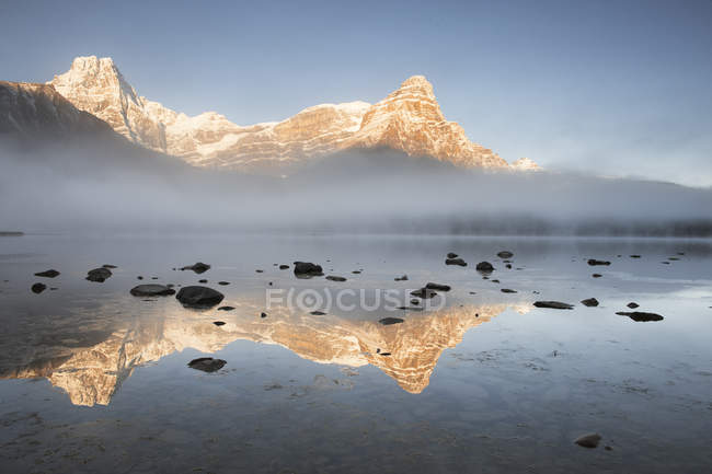 Montagne che si riflettono nelle acque del Lago superiore degli uccelli acquatici, Banff National Park, Alberta, Canada — Foto stock