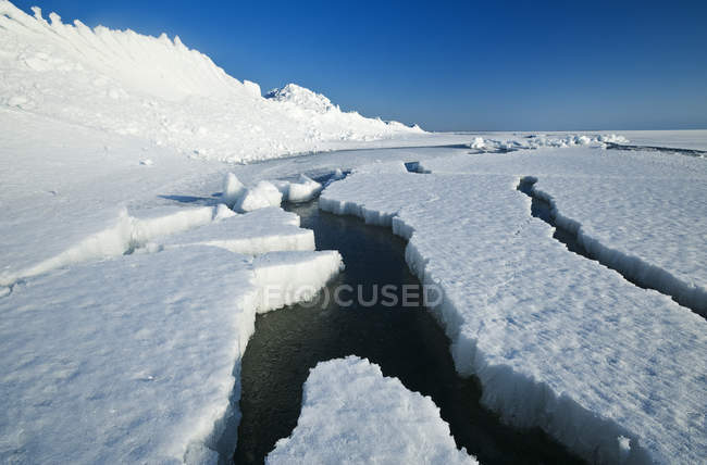 Ghiaccio lavato scorre lungo il lago ghiacciato Winnipeg, Manitoba, Canada — Foto stock