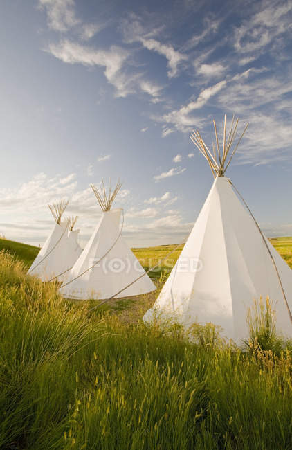 Tipi bianchi tradizionali al Crossing Resort ai margini del Grasslands National Park, Val Marie, Saskatchewan, Canada — Foto stock