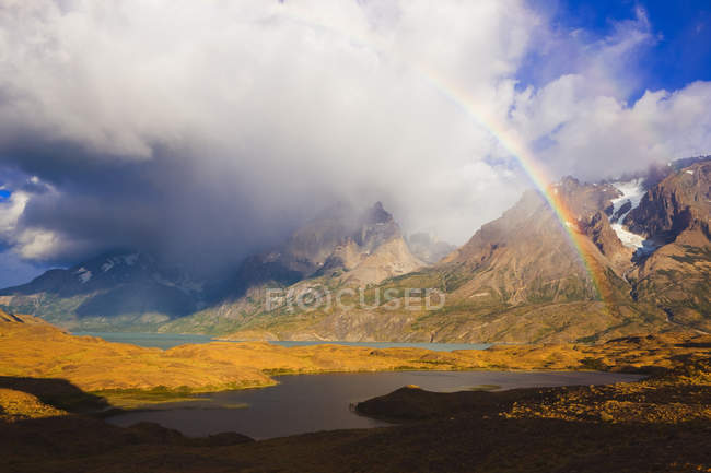 Regenbogen über den Bergen der cuernos del paine bei Sonnenaufgang, Nationalpark Torres del paine, Patagonien, Chile — Stockfoto