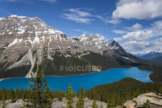 Vista panorâmica de montanhas cobertas de neve e turquesa Peyto Lake, Banff National Park, Alberta, Canadá — Fotografia de Stock