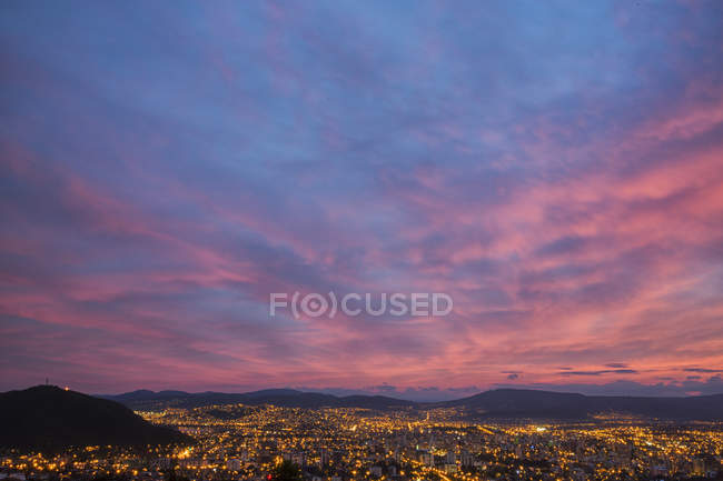 Céu por do sol sobre a cidade boliviana de Cochabamba em paisagem montanhosa . — Fotografia de Stock