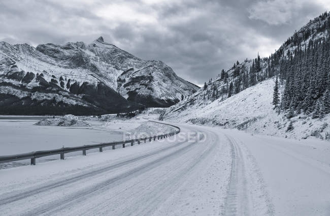 Snow-capped highway and mountains by Abraham Lake, Alberta, Canada — Stock Photo
