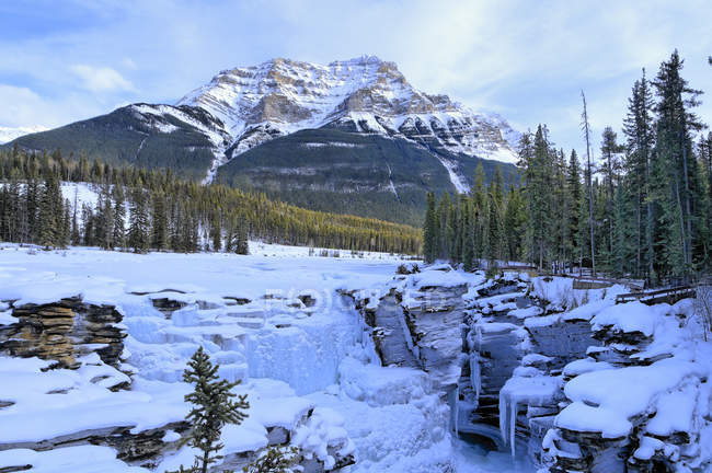 Mount Kekeslin atrás das Cataratas de Athabasca congeladas no inverno, Jasper National Park, Alberta, Canadá — Fotografia de Stock