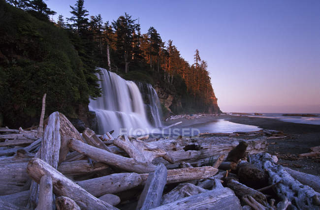 Sentier de la côte ouest et chutes Tsusiat dans le parc national Pacific Rim, île de Vancouver, Colombie-Britannique, Canada . — Photo de stock