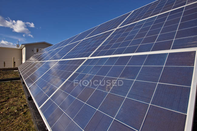 Сонячні батареї на хуторі біля чорний алмаз, Альберта, Канада. — стокове фото