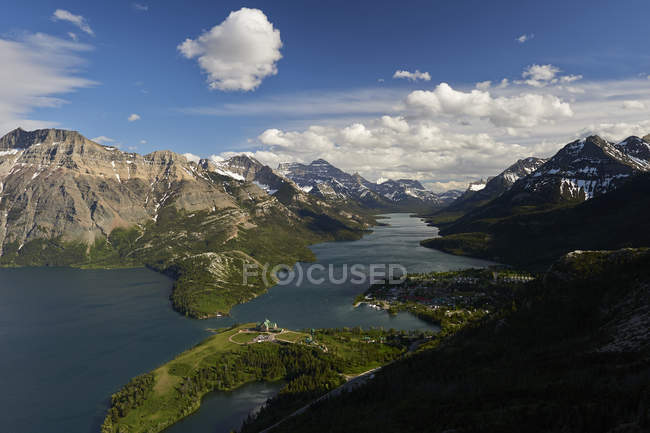 Vue aérienne du parc national des Lacs-Waterton avec l'hôtel Prince of Wales, Alberta, Canada — Photo de stock