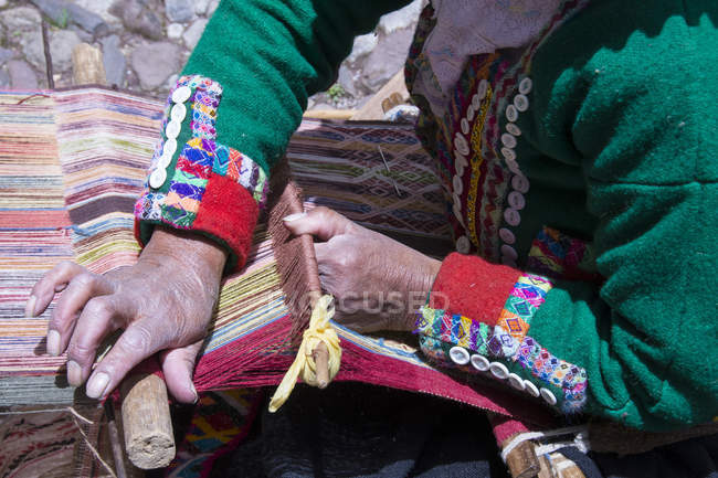 Primo piano della donna locale che esegue la tessitura tradizionale, Cuzco, Perù — Foto stock