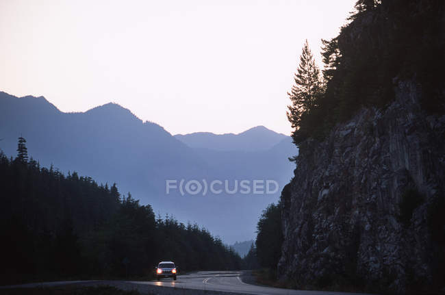 Nimpkish River Valley e carro na rodovia, Vancouver Island, British Columbia, Canadá . — Fotografia de Stock