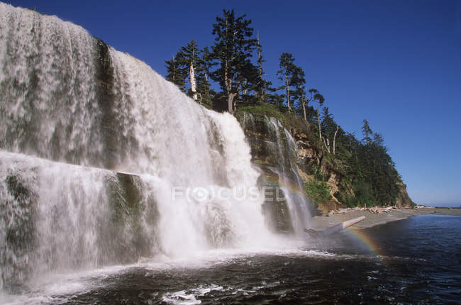 Тече вода Tsusiat водоспад в країнах Тихоокеанського басейну Національний парк, Західне узбережжя Trail, острова Ванкувер, Британська Колумбія, Канада. — стокове фото