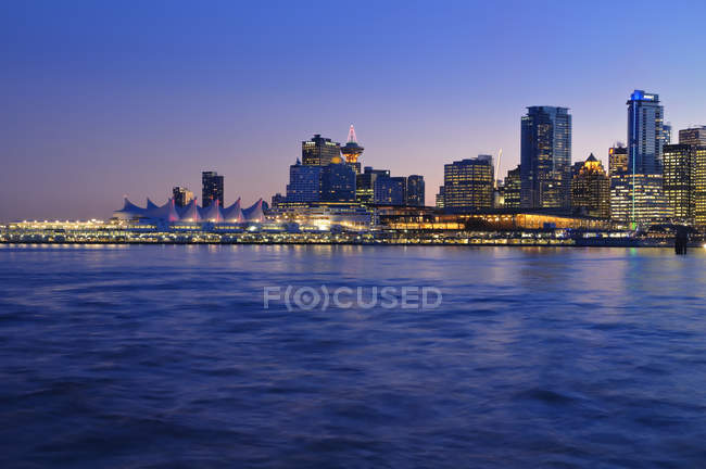 Vancouver skyline com Coal Harbour ao anoitecer em Vancouver, Colúmbia Britânica, Canadá — Fotografia de Stock