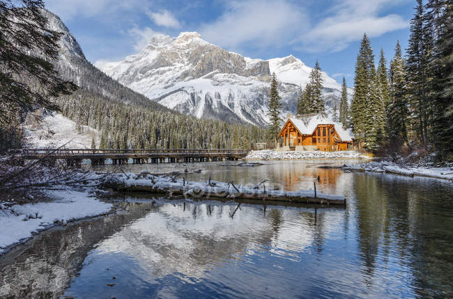 Restaurant cabin at Emerald Lake in Yoho National Park, British Columbia, Canada — Stock Photo