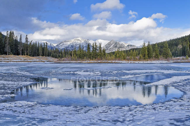 Palliser Range and Cascade Pond in woodland of Banff National Park, Alberta, Canadá — Fotografia de Stock