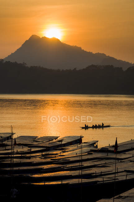 Coucher de soleil sur le Mékong avec bateau touristique sur l'eau à Luang Probang, Laos — Photo de stock