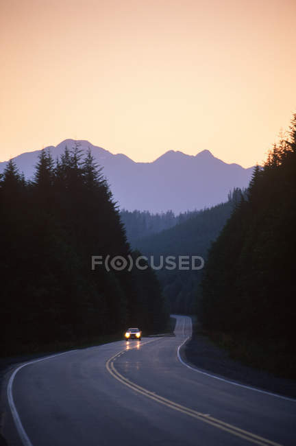 Nimpkish River Valley com carro na rodovia, Vancouver Island, British Columbia, Canadá . — Fotografia de Stock