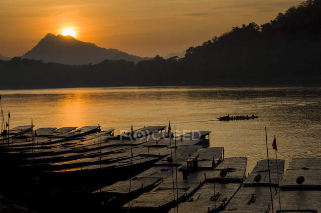 Sonnenuntergang über dem Mekong mit Touristenboot auf dem Wasser in luang probang, laos — Stockfoto